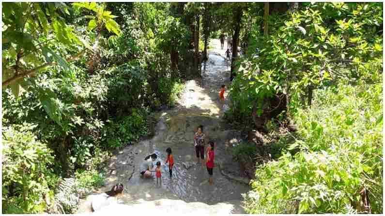 આ ઝરણાના પાણીનો સ્ત્રોત કેલ્શિયમથી સમૃદ્ધ છે, જે ખડકો પર જમા થાય છે. જેને કારણે, ખડકો પર કોઈ શેવાળ એકઠુ થતું નથી.