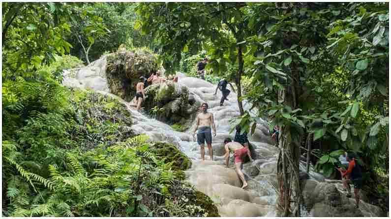 ઉપરાંત લપસ્યા વગર આ ધોધને પાર કરી શકાય છે.જો કોઈ વ્યક્તિને ચઢવામાં કોઈ તકલીફ પડે તો તેની બાજુમાં દોરડું બાંધવામાં આવ્યુ છે. જેથી લોકો તેને પકડીને આ ધોધને પર સરળતાથી પાર કરી શકે છે