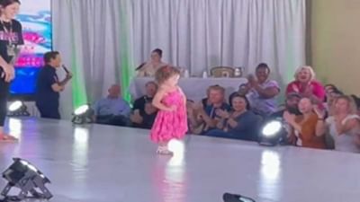 Viral Video : બાળકીએ હિરોઈનની જેમ કર્યું 'રેમ્પ વોક', વીડિયો જોઈને તમે પણ ખુશ થઈ જશો