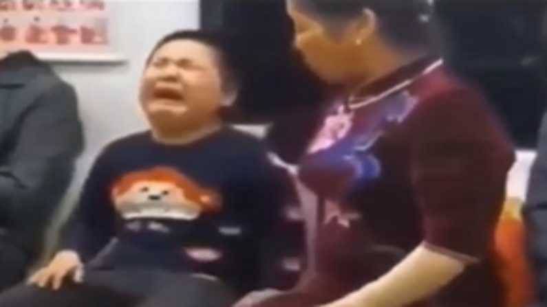 Funny Video : બાળક મેટ્રોમાં જોરજોરથી રડતો હતો, તેની મમ્મીએ થપ્પડ બતાવતાં જ થઈ ગયો ચૂપ, જુઓ મજેદાર Video