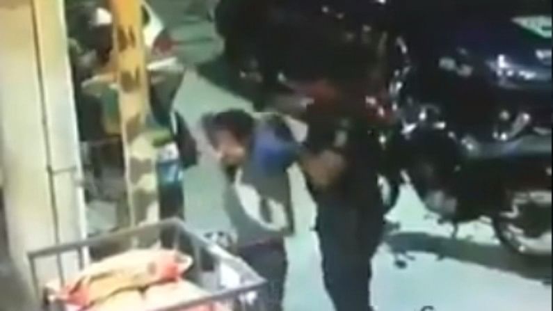 Video : પોલીસકર્મીએ ગુનેગારને આપી અનોખી સજા, વીડિયો જોઈને તમે પણ રહી જશો દંગ !