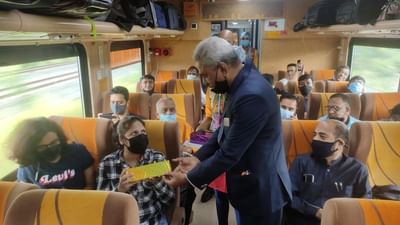 Ahmedabad : Irctc નો મુસાફરોને આકર્ષવાનો નવતર પ્રયોગ, ચાલુ તેજસ ટ્રેનમાં શરૂ કર્યું બર્થ ડે સેલિબ્રેશન, તો લકી ડ્રો મારફતે મુસાફરને ગિફ્ટ અપાશે