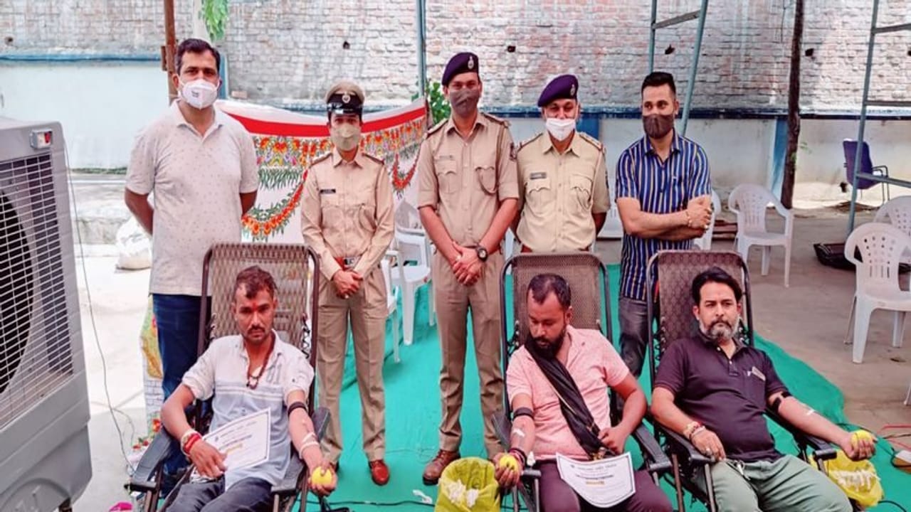 Ahmedabad : રામોલ પોલીસ સ્ટેશનમાં મહેંકી માનવતાની મહેક !! થેલેસેમિયાગ્રસ્ત બાળકો માટે પોલીસકર્મી અને 50 આરોપીઓએ કર્યું બ્લડ ડોનેટ