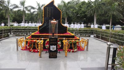 jamnagar : સ્વર્ણિમ વિજય મશાલનું INS વાલસુરાના અધિકારીઓએ ઉત્સાહભેર સ્વાગત કર્યું