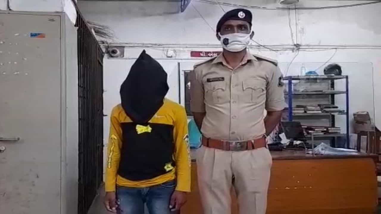 SURAT : પ્રેમીનું અજીબોગરીબ કારસ્તાન, પ્રેમિકાને બ્લેકમેઇલ કરી ઘરમાંથી ચોરી કરવા મજબૂર કરતો