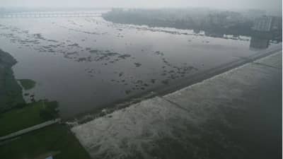 ઉકાઇ ડેમના 13 દરવાજા ખોલાયા, સુરતમાં તાપી નદી બે કાંઠે વહી