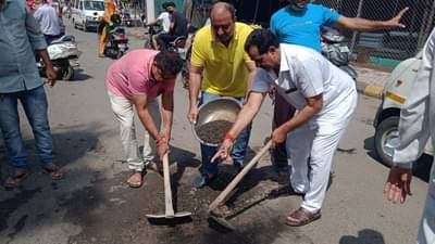 RAJKOT : ખાડા પુરવા શહેર કોંગ્રેસ પ્રમુખે ઉપાડયો પાવડો, મેયરે કહ્યું,આ કોંગ્રેસનો પબ્લિસિટી સ્ટંટ છે