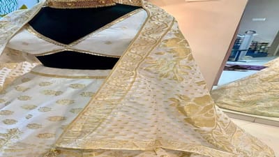 આ લહેંગા ચોળી પર ચાંદીના તાર પર સોનાનું વરખ ચડાવવામાં આવ્યું છે. જે તેને ખુબ ખાસ બનાવે છે. આવી લહેંગા ચોળી બનારસમાં હેન્ડલૂમમાં બનાવવામાં આવે છે.