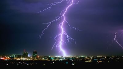 જન્માષ્ટમી બાદ ગુજરાતમાં ફરીથી વરસાદ શરૂ થઇ ચૂક્યો છે. વરસાદની સાથે સાથે વીજળી ચમકવાની અને પડવાની ઘટના સામાન્ય છે પણ શુ તમે જાણો છો કે વીજળી કેમ પડે છે ?