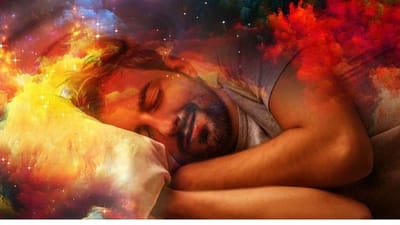 ધનવાન બનવું તે પૃથ્વી પરના દરેક માનવીનું સપનું હોય છે.  પરંતુ આ ઘનવાન બનવાના સંકેતો જો સપનામાં જ જોવા મળી જાય તો કેવું ? સ્વપ્ન જ્યોતિષ શાસ્ત્રમાં ઘણા તેવા સંકેતો સૂચવ્યા છે કે જેનાથી તે અંદાજો લગાવી શકાય કે નજીકના સમયમાં અઢળક ધનવર્ષા થવાની છે. તો ચાલો જાણીએ આવા સ્વપ્ન સંકેતો વિશે કે જેને સપનામાં જોવાથી માતા લક્ષ્મી ધનના ભંડાર ખોલી દે છે.