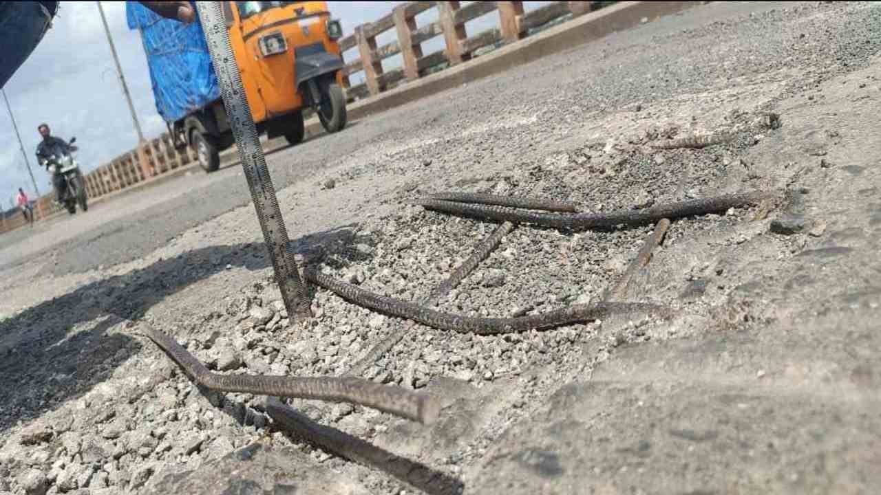 Surat: લો બોલો! શહેરના રસ્તા તો ઠીક પણ બ્રિજ પર પણ 3 ઈંચ જેટલા ખાડા પડતા સળિયા બહાર નીકળ્યા