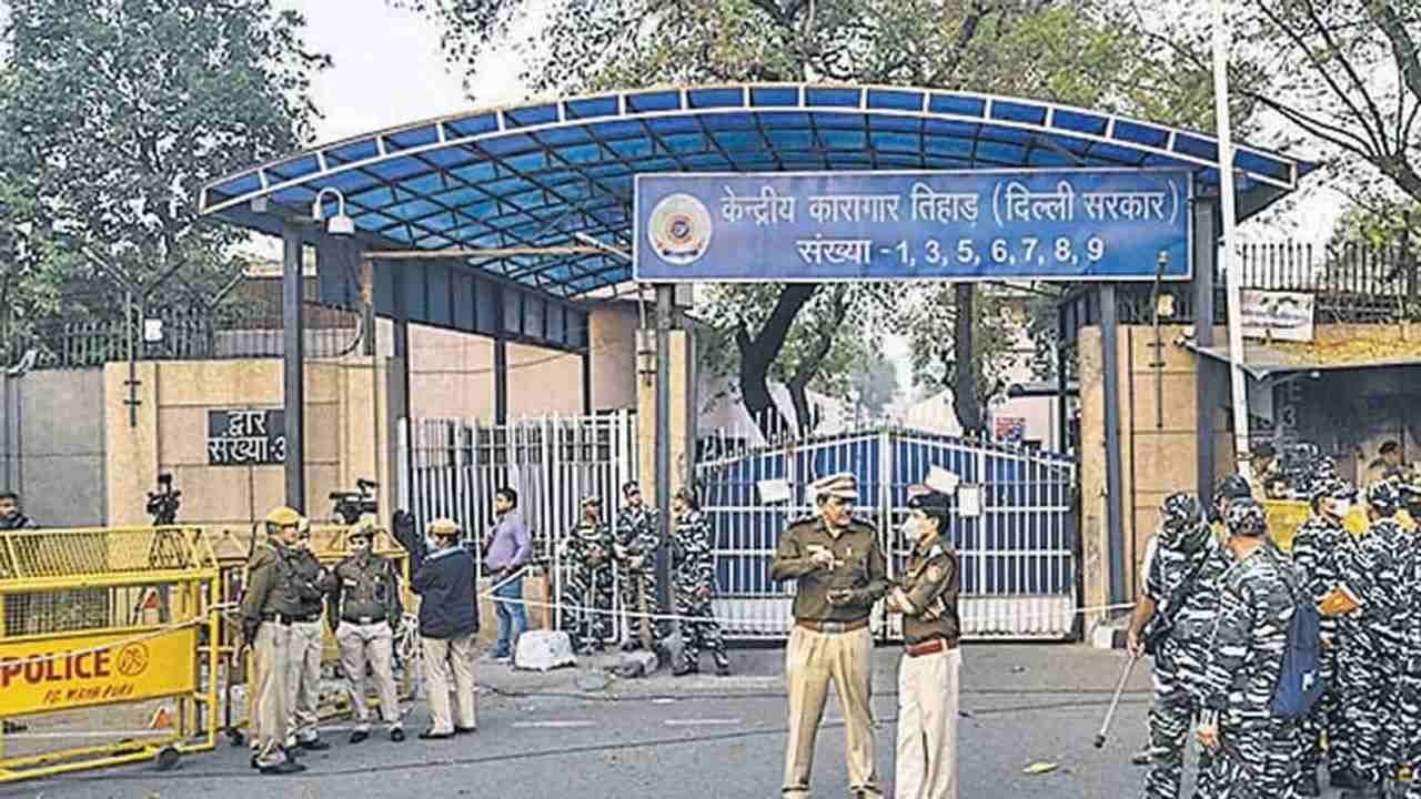 Delhi : મંડોલી જેલમાં 25 કેદીઓએ જેલની દિવાલ અને સળિયા પર માથું અથડાવી પોતાને ઘાયલ કર્યા