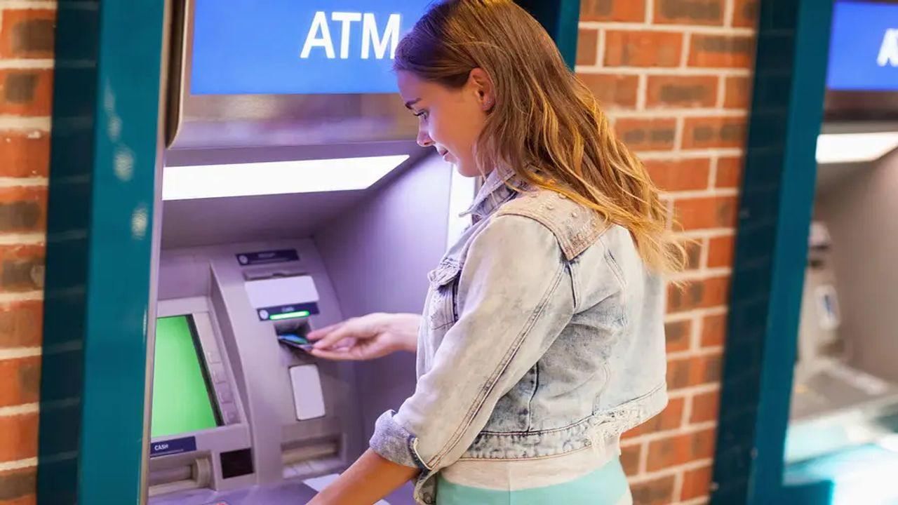 ATM નો ઉપયોગ કરતા પહેલા આ બાબતોનું ધ્યાન રાખો નહિતર ભેજાબાજો તમારી જીવનભરની કમાણી તફડાવી જશે