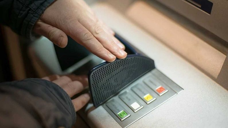  તમે ATM માંથી પણ ચેક બુક માટે અરજી કરી શકો છો. અને આના માટે કોઇ પૈસા ચૂકવવાના નથી હોતા. આ માટે તમારે ટ્રાન્ઝેક્શનની વિગતો ભરવાની અને કોઈ પણ બેંક શાખાની મુલાકાત લેવાની પણ જરૂર નથી. 