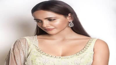 દિલ્લી એરપોર્ટ પર CISF જવાનોએ ગેરવર્તનનો કર્યુ હોવાનો અભિનેત્રી આયશા શર્માનો આક્ષેપ