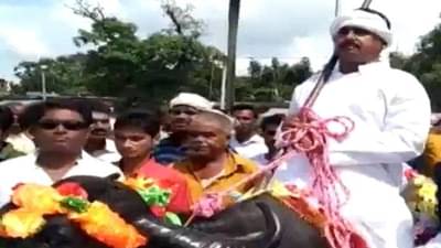 Bihar Panchayat Polls: બોલો ! ઉમેદવાર ઉમેદવારી નોંધાવવા ભેંસ પર પહોંચ્યો, કહ્યું પેટ્રોલ પરવડી શકે તેમ નથી