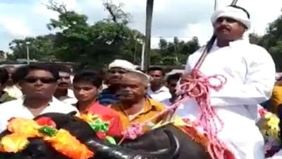 Bihar Panchayat Polls: બોલો ! ઉમેદવાર ઉમેદવારી નોંધાવવા ભેંસ પર પહોંચ્યો, કહ્યું પેટ્રોલ પરવડી શકે તેમ નથી