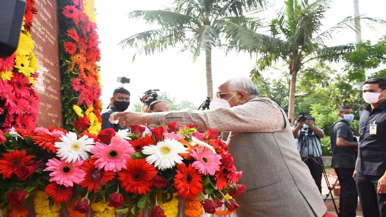ગુજરાતના સીએમ ભૂપેન્દ્ર પટેલે પંડિત દીનદયાળ ઉપાધ્યાયની જન્મ જયંતીએ પ્રતિમાને શ્રદ્ધાસુમન અર્પણ કર્યા