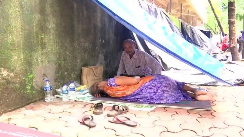 Maharashtra : ન માથા ઉપર છત કે ન તો ખિસ્સામાં પૈસા ! કેન્સરના સેંકડો દર્દીઓ મુંબઈમાં ફૂટપાથ પર રહેવા મજબૂર