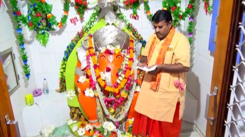 By writing a letter here the devotees convey their wish to Gajanan Know the glory of Siddhivinayak of Dhank