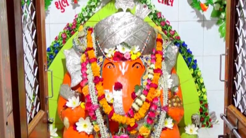 Ganesh Chaturthi 2021: અહીં પત્ર લખી ભક્તો ગજાનન સુધી પહોંચાડે છે તેમની મનશા, જાણો ઢાંકના સિદ્ધિ વિનાયકનો મહિમા