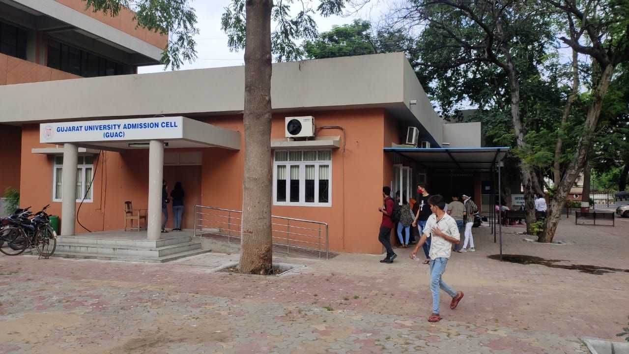 AHMEDABAD : ગુજરાત યુનિવર્સિટીના પ્રવેશ પ્રક્રિયામાં છબરડા, પ્રવેશ પ્રક્રિયા રોકવાની ફરજ પડી