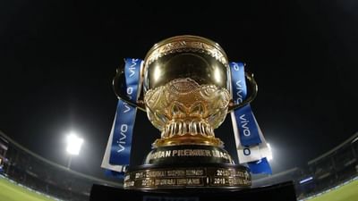 
IPL 2021 મેના પહેલા સપ્તાહમાં અધવચ્ચે અટકાવી દેવામાં આવી હતી કારણ કે, કોરોનાનાને લીધે બાયો બબલમાં કોલકાતા નાઈટ રાઈડર્સના વરુણ ચક્રવર્તી અને સંદીપ વોરિયર કોવિડથી સંક્રમિત જોવા મળ્યા હતા અને ત્યારબાદ ચેન્નાઈ સુપર કિંગ્સના સપોર્ટ સ્ટાફમાં પણ આ રોગચાળાના કેસ નોંધાયા હતા, જેના કારણે બીસીસીઆઈએ તેને અધવચ્ચે જ રોકી દીધી હતી. હવે લીગનો બીજો તબક્કો સંયુક્ત આરબ અમીરાતમાં 19 સપ્ટેમ્બરથી શરૂ થઈ રહ્યો છે. દરેક ટીમ આ તબક્કામાં સારું પ્રદર્શન કરવાનો પ્રયાસ કરશે અને પ્લેઓફમાં સ્થાન મેળવશે. લીગની ચાર ટીમો પ્લેઓફમાં પહોંચશે.  (Pic Credit IPL)