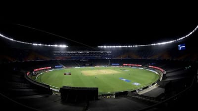 ટી 20 ક્રિકેટને બેટ્સમેનોનું ફોર્મેટ માનવામાં આવે છે. જેમાં બેટ્સમેનો શાનદાર પ્રદર્શન કરે છે. આ ફોર્મેટમાં ઘણી તોફાની ઈનિંગ્સ ચાહકોના મનમાં જશે. આમાં એક ઈનિંગમાં 120 બોલ ફેંકવામાં આવે છે અને આવા થોડા બોલમાં બેટ્સમેનો એટલો મોટો સ્કોર કરી શકે છે કે તેના પર વિશ્વાસ કરવો મુશ્કેલ છે. સદી કે સદી સુધી પહોંચવું પણ આ ફોર્મેટમાં મોટી સિદ્ધિ છે. IPL 2021નો બીજો તબક્કો 19 સપ્ટેમ્બરથી શરૂ થવા જઈ રહ્યો છે અને તે પહેલા અમે તમને એવા ખેલાડીઓ વિશે જણાવી રહ્યા છીએ જેમણે ભારતીય લીગમાં 90થી વધુ રનનો સ્કોર કર્યો છે.