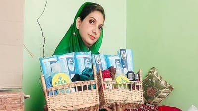 જો તમારે કોઈની મદદ કરવી હોય તો તમે કોઈ પણ પરિસ્થિતિમાં મદદ કરી શકો છો, આ વાક્યને સાર્થક કર્યુ છે શ્રીનગરની ઇરફાનાએ, જે પોતાના પગારમાંથી બચત કરીને જરૂરિયાતમંદ મહિલાઓને સેનેટરી પેડનું વિતરણ કરે છે.