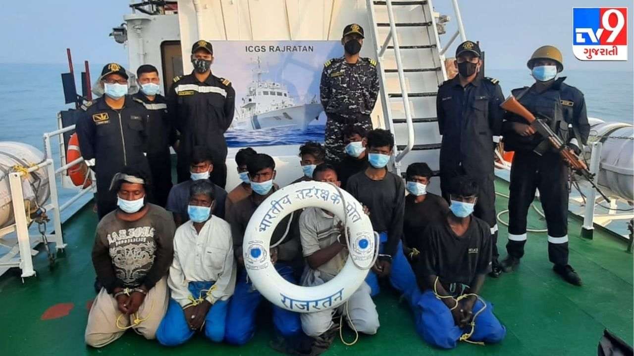DEVBHUMI DWARKA : ઇન્ડિયન કોસ્ટગાર્ડે ભારતીય જળસીમામાં 12 ક્રૂ સાથે પાકિસ્તાની બોટ ઝડપી પાડી
