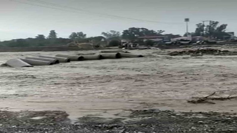 Uttarakhand: ઉત્તરાખંડમાં વરસાદથી વિનાશ, રાનીપોખરીના જાખન નદી પર બનેલો રસ્તો ધોવાયો, જુઓ VIDEO
