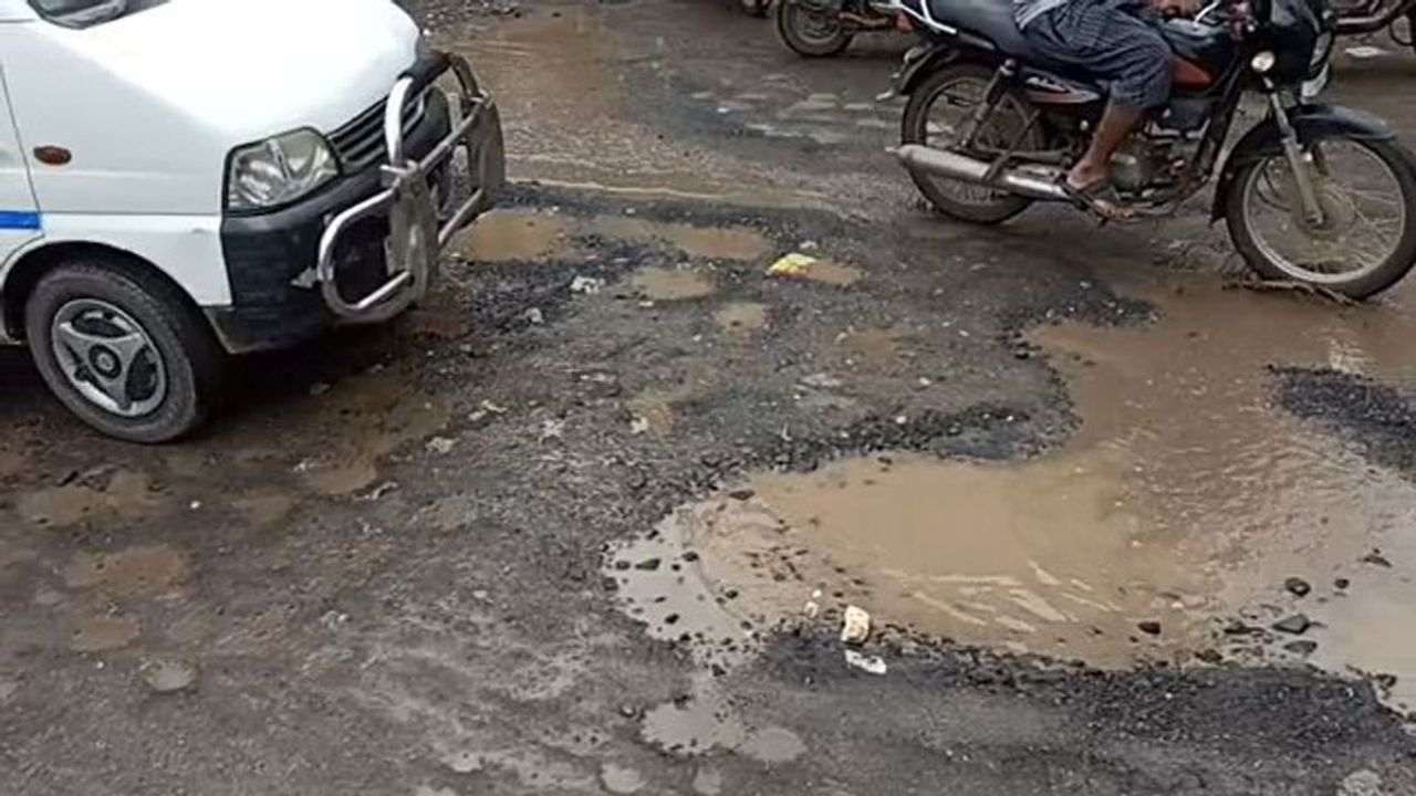 junagadh : વરસાદમાં શહેરના રોડ-રસ્તાઓનું ધોવાણ, વાહનચાલકો-રાહદારીઓ પરેશાન