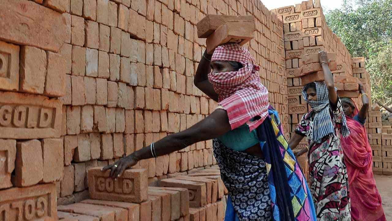 કર્મચારીઓના પગારને અસર કરતા લેબરકોડનો અમલ આ વર્ષે થવાની શક્યતા ઓછી, જાણો કયા છે કારણો ?