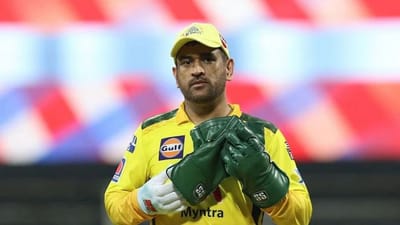 જ્યારથી મહેન્દ્ર સિંહ ધોની (MS Dhoni) એ ભારતીય ક્રિકેટમાં પગ મૂક્યો હતો, ત્યારથી તે સતત છવાયેલો રહ્યો છે. તેણે પોતાની બેટિંગ અને વિકેટકીપિંગ બંને સાથે ઘણા રેકોર્ડ બનાવ્યા છે. તેમના કારણે ઘણા વિકેટકીપરોને ટીમ ઇન્ડીયા (Team India) માં તક મળી ન હતી. તેમાંથી એક દિનેશ કાર્તિક (Dinesh Karthik) છે. જોકે કાર્તિકે ટીમ ઇન્ડીયાની અંદર અને બહાર આવવ-જવાનું ચાલુ રાખ્યું હતુ. પરંતુ ધોનીએ વિકેટકીપર તરીકે પોતાનો પગ જમાવ્યો પછી, તે મોટાભાગે બેટ્સમેન તરીકે રમ્યો છે. પરંતુ ગુરુવારે એટલે કે 23 સપ્ટેમ્બરે કાર્તિકે વિકેટકીપિંગના મામલામાં ધોનીને પાછળ છોડી દીધો છે.