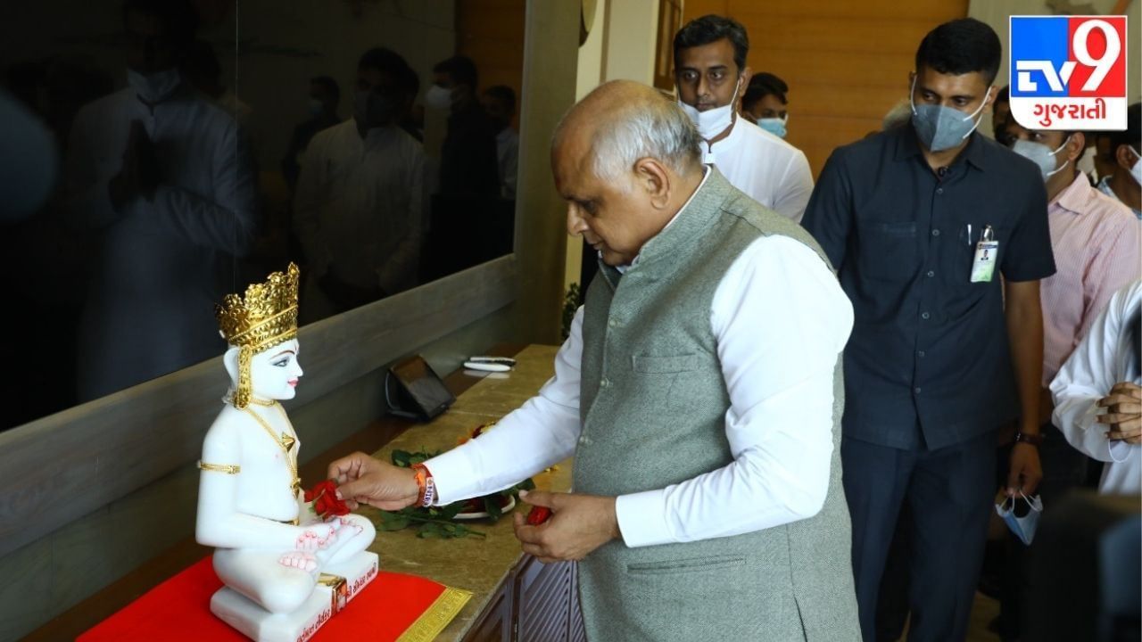 જૈન તીર્થંકર સીમંધર સ્વામીની પ્રતિમાના ચરણોમાં માથું નમાવી મુખ્યપ્રધાન ભૂપેન્દ્ર પટેલ(CM Bhupendra Patel)એ પુષ્પાંજલિ અર્પણ કરી હતી. 