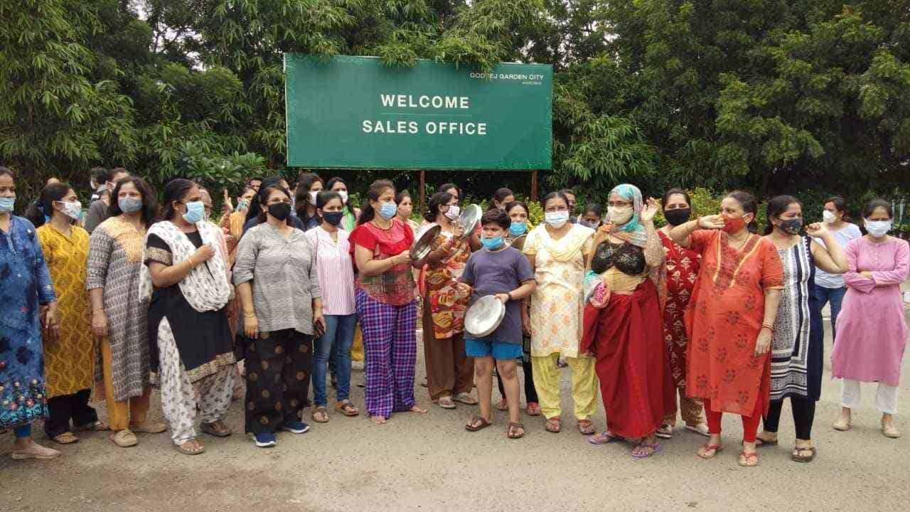 CM ભૂપેન્દ્ર પટેલના મતવિસ્તારમાં આવેલી ગોદરેજ ગાર્ડન સીટીમાં મહિલાઓનું હલ્લાબોલ, વિવિધ સમસ્યાને લઈને વિરોધ પ્રદર્શન