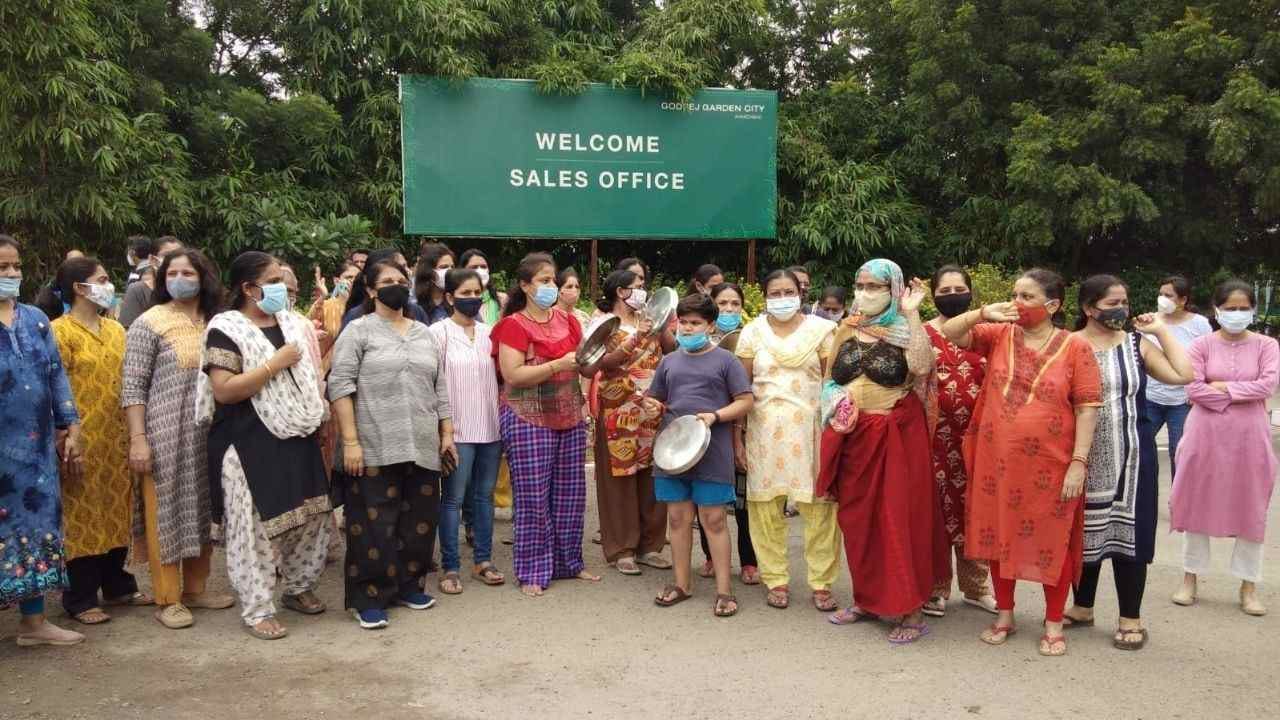 CM ભૂપેન્દ્ર પટેલના મતવિસ્તારમાં આવેલી ગોદરેજ ગાર્ડન સીટીમાં મહિલાઓનું હલ્લાબોલ, વિવિધ સમસ્યાને લઈને વિરોધ પ્રદર્શન