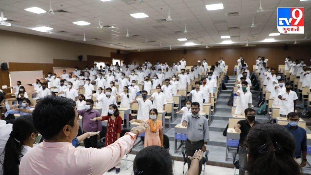 Students and staff of Banas Medical College took an organ donation pledge on Prime Minister Modi's birthday