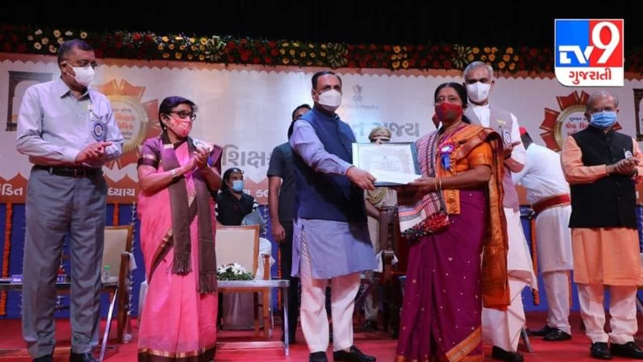 ગુજરાતના શ્રેષ્ઠ શિક્ષકોને પારિતોષિક અપાયા, સીએમ રૂપાણીએ કહ્યું વ્યકિતના ઘડતરમાં શિક્ષકોનું અમૂલ્ય યોગદાન