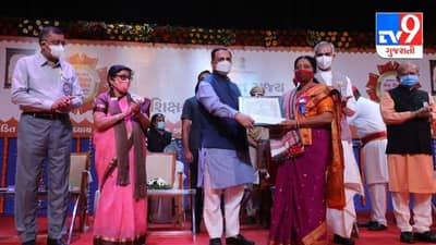 ગુજરાતના શ્રેષ્ઠ શિક્ષકોને પારિતોષિક અપાયા, સીએમ રૂપાણીએ કહ્યું વ્યકિતના ઘડતરમાં શિક્ષકોનું અમૂલ્ય યોગદાન