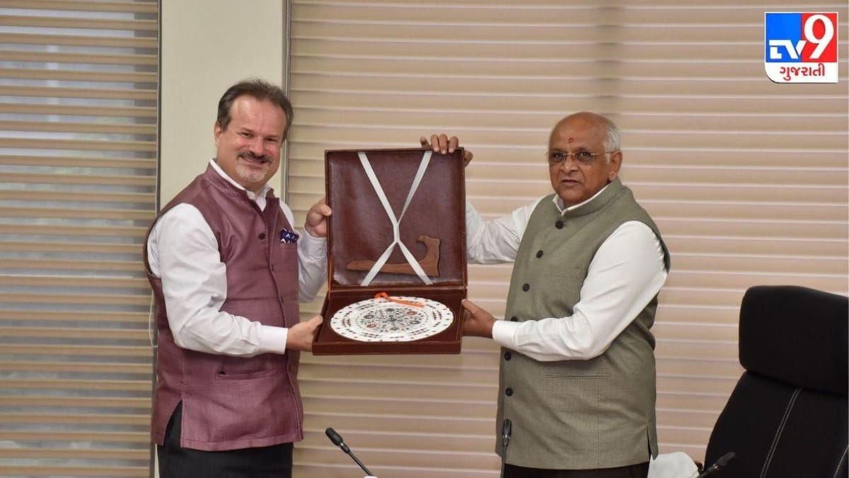 GANDHINAGAR : અમેરિકી કોન્સ્યુલેટ  જનરલ ડેવિડ રેન્ઝે CM ભુપેન્દ્ર પટેલ સાથે મુલાકાત કરી, મુખ્યપ્રધાને વાઈબ્રન્ટ સમિટ, ડીફેન્સ એક્સ્પોનું આમંત્રણ આપ્યું