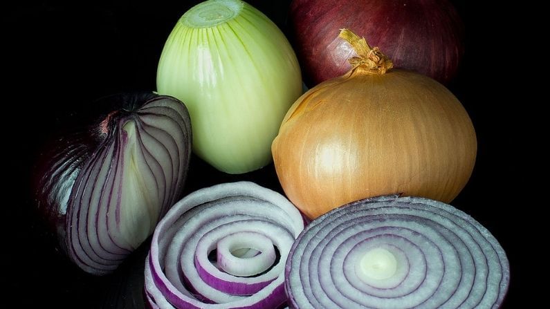 Benefits of Onion: ડુંગળી ભલે તમને રડાવી દેતી હોય પરંતુ તેના આ ફાયદાઓ જાણીને તમે ખુશ થઇ જશો