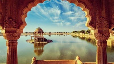 રંગીલુ રાજસ્થાન તેની સંસ્કૃતિ અને ઐતિહાસિક વારસાને લઇને આળખાય છે આ સિવાય અહીંની વાનગીઓ પણ લોકોને પોતાની તરફ ખેંચે છે. રાજસ્થાન ગુજરાતની નજીક આવેલું હોવાથી લોકો અહીં ફરવા જવાનું પસંદ કરે છે. તો આજે અમે તમારા માટે રાજસ્થાનના પાંચ એવા કિલ્લાઓ લઇને આવ્યા છીએ જેની મુલાકાત તમારે અચુક કરવી જોઇએ.