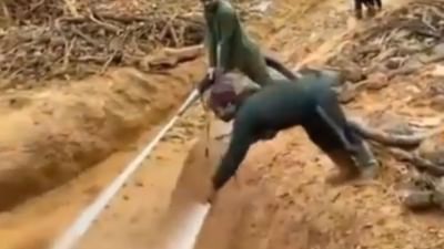 Video : ઇન્ટરનેટ પર છવાયો આ મજૂરનો વીડિયો, લોકોએ કહ્યું આ તો Matrix ફિલ્મ જેવું થઈ ગયું