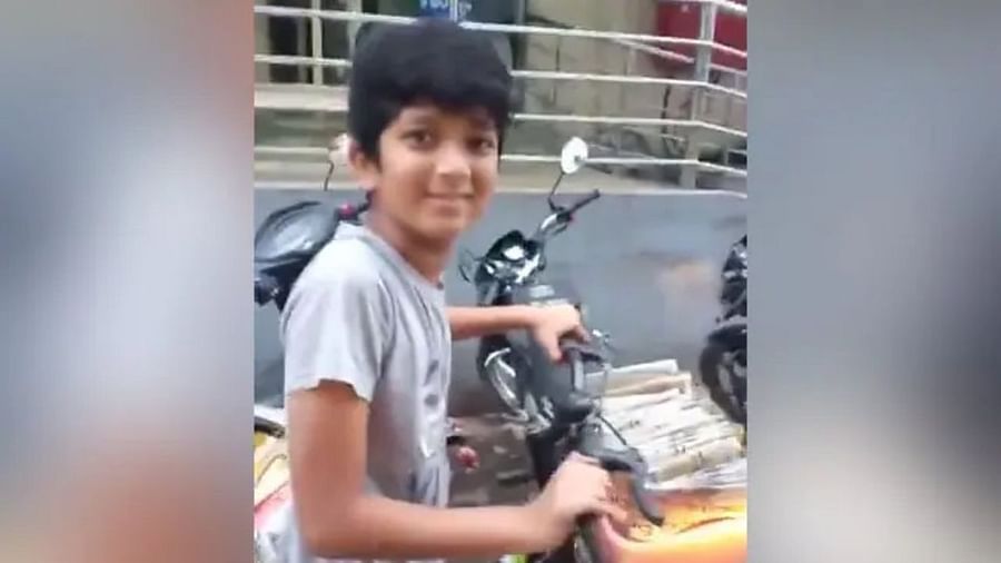 Viral Video: મા-બાપને મદદ કરવા સવારે અખબાર વેચે છે આ છોકરો, મંત્રીએ વીડિયો શેયર કરીને કર્યા વખાણ