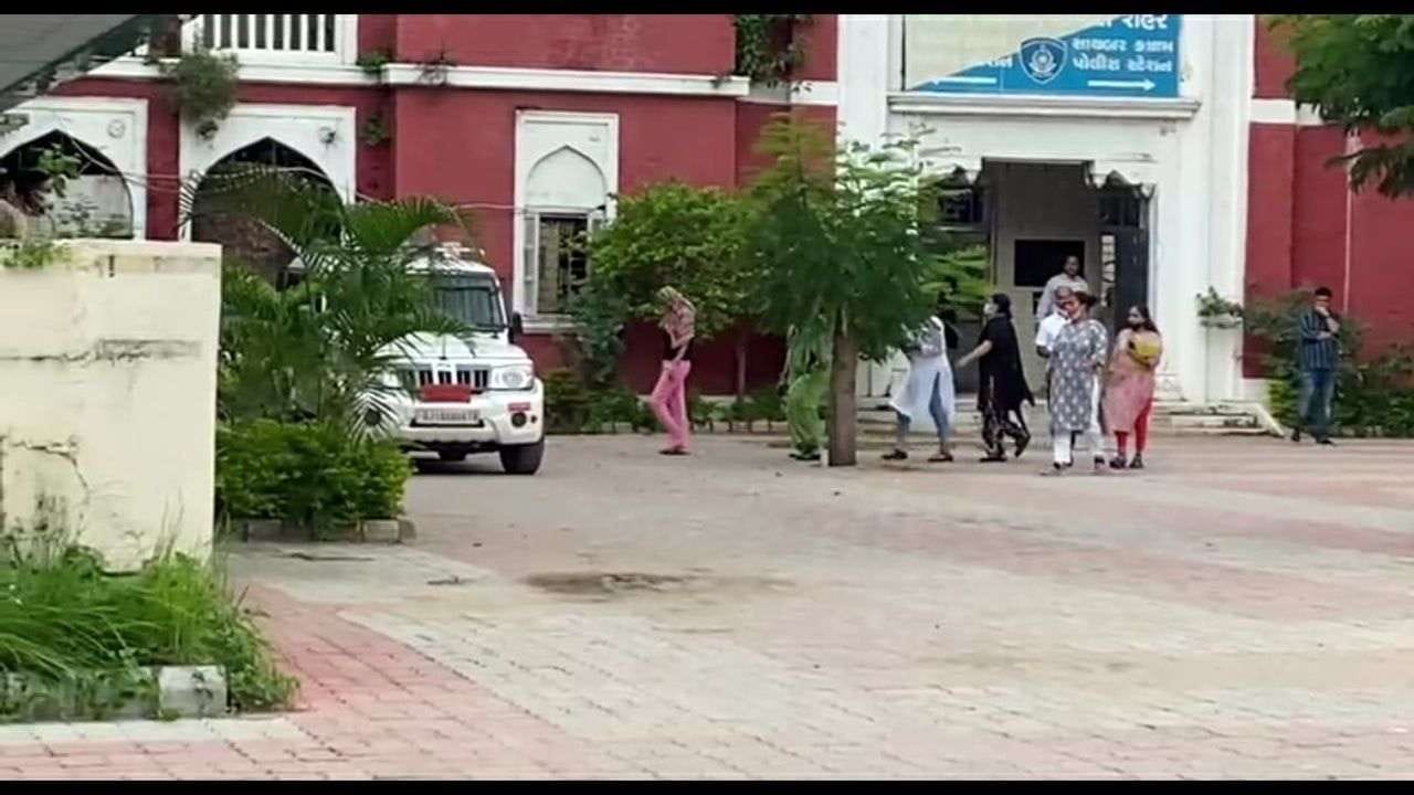 વડોદરા ગોત્રી દુષ્કર્મ કેસમાં પકડાયેલા હોટલ માલિકની રાતભર પૂછતાછ કરાઇ, આરોપીઓના લોકેશન શોધવાની કવાયત