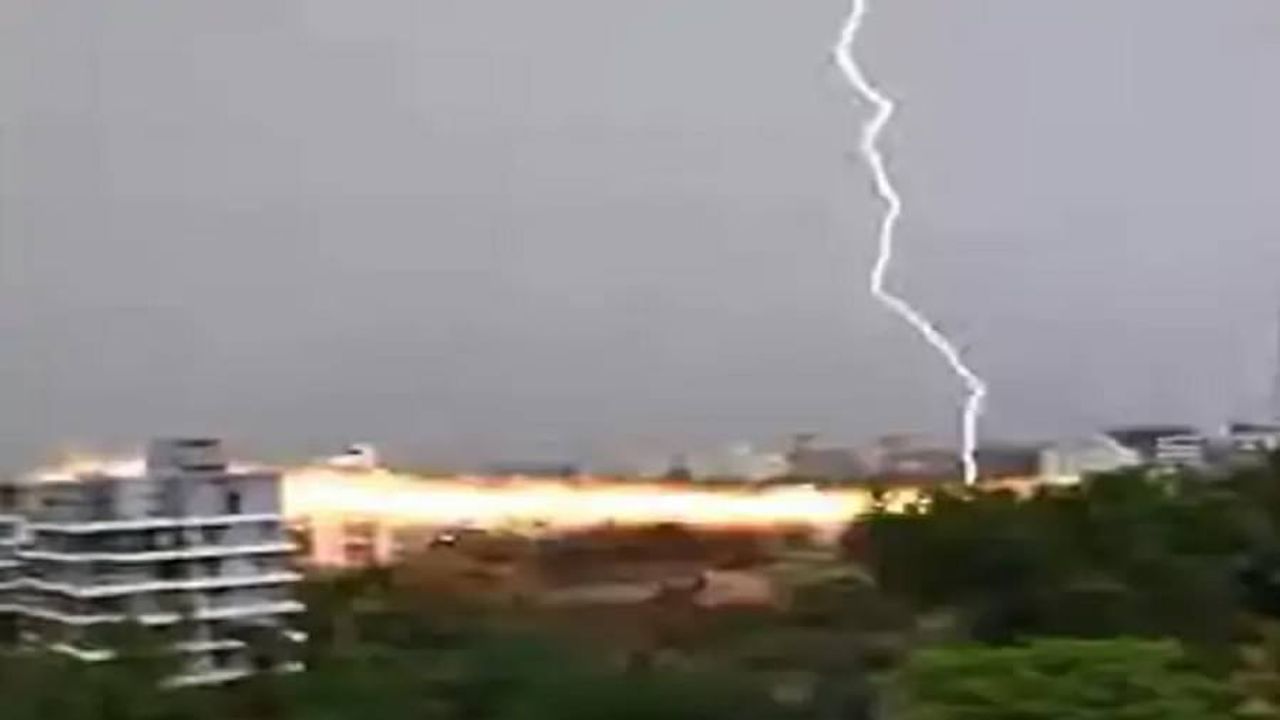 Video : કોલ્હાપુરમાં વીજળી પડવાના દિલ ધડક દ્રશ્યો કેમેરામાં થયા કેદ, આ જબરદસ્ત વિસ્ફોટ જોઈને તમે પણ ચોંકી જશો !