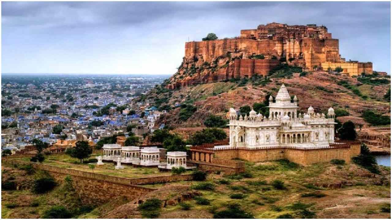મેહરાનગઢ કિલ્લો, જોધપુર - મેહરાનગઢ કિલ્લો 125 મીટરની ઉંચાઈ પર આવેલો છે. આ કિલ્લાનું નિર્માણ વર્ષ 1460 માં રાવ જોધાએ શરૂ કર્યું હતું. આ કિલ્લા પરથી જોધપુરનું સુંદર વાદળી શહેર જોઈને તમે મંત્રમુગ્ધ થઈ જશો.