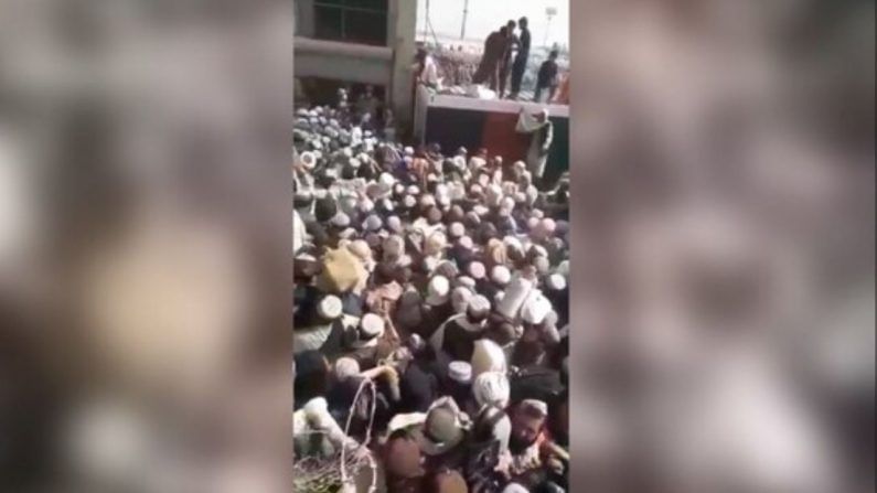Video: પાકિસ્તાન જવા માટે અફઘાન બોર્ડર પર ભેગા થયા હજારો અફઘાનીઓ, ભાગદોડ મચી જતા ચાર લોકોનાં મોત