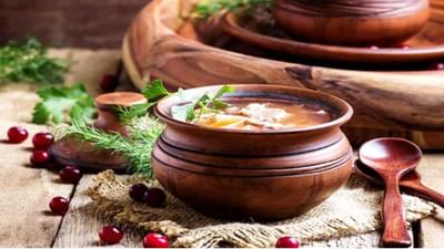 એલ્યુમિનિયમ, લોખંડના વાસણોમાં રસોઈ દરમિયાન, ખોરાક ઘણી વખત બળી જાય છે અને તે ઓવર કૂક થઇ જાય છે. જે અલબત્ત પચવામાં સરળ છે પરંતુ સ્વાદ અને પોષણમાં શૂન્ય બની જાય છે. પરંતુ ભોજન માટીના વાસણમાં ધીમી આંચ પર યોગ્ય રીતે રંધાય છે.